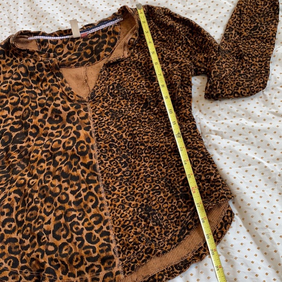 A n t h r o p o l o g i e • Pilcro split neck leopard print thermal top - Picture 4 of 6
